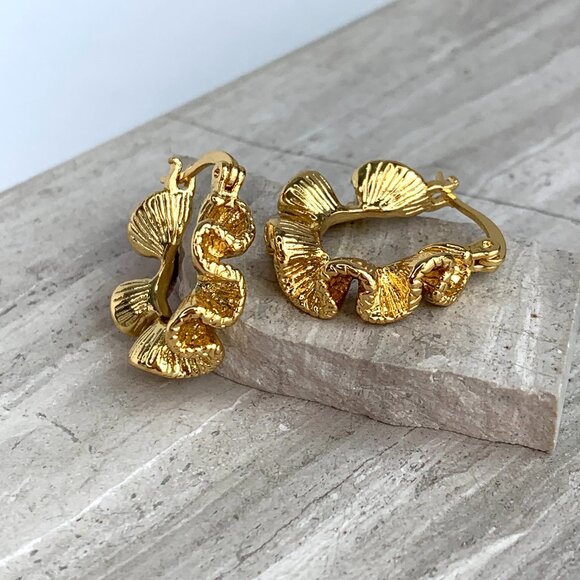 NEW~ Anthropologie Amber Sceats Gold Wave Hoop Earrings - Picture 1 of 11